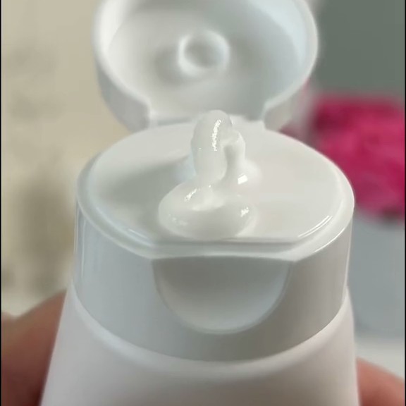 Texture blanche du Beauty of Joseon Apricot Blossom Peeling Gel visible à la sortie du tube ouvert.