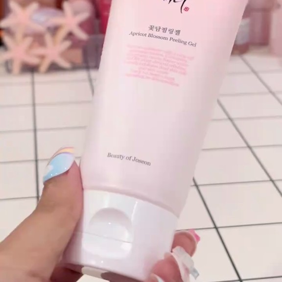 Beauty of Joseon Apricot Blossom Peeling Gel tenu en main, avec le bouchon et l’étiquette du produit visibles.