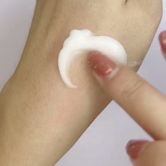 Beauty of Joseon Apricot Blossom Peeling Gel massé sur la peau de la main pour montrer sa texture.