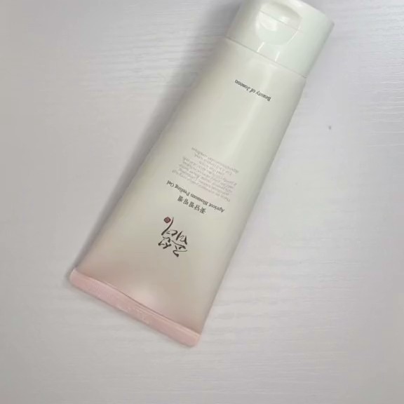 Beauty of Joseon Apricot Blossom Peeling Gel posé sur une surface claire, vue du tube retourné.