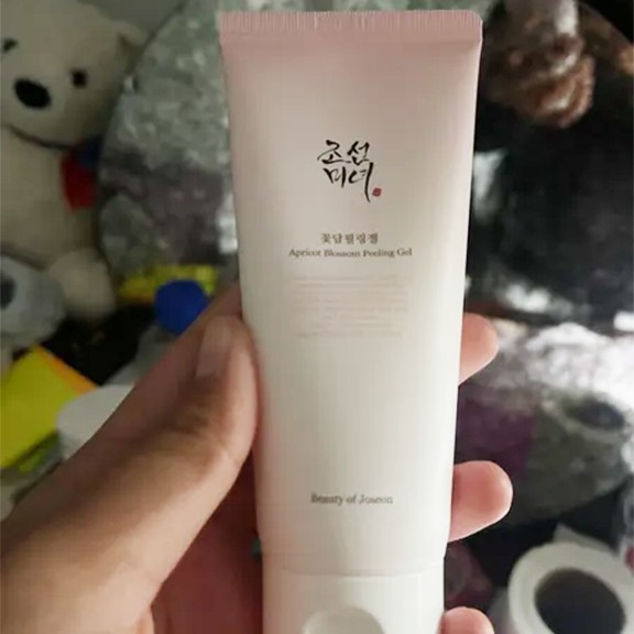 Beauty of Joseon Apricot Blossom Peeling Gel tenu en main, face avant du tube visible.