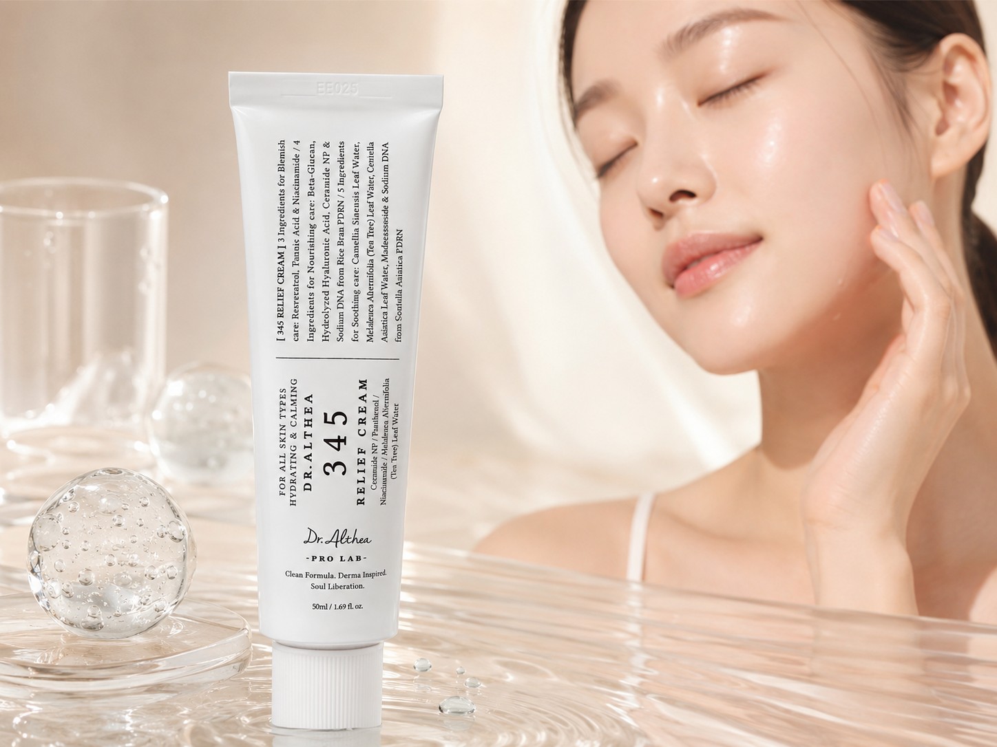 Dr. Althea 345 Relief Cream dans une mise en scène hydratante avec gouttes d’eau et peau lumineuse.