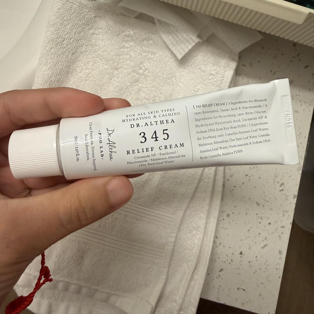 Tube de Dr. Althea 345 Relief Cream tenu en main, avec détails du packaging et des ingrédients.