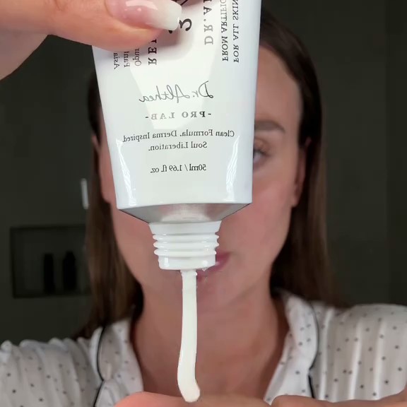 Dr. Althea 345 Relief Cream pressée hors du tube pour montrer sa texture crème blanche.