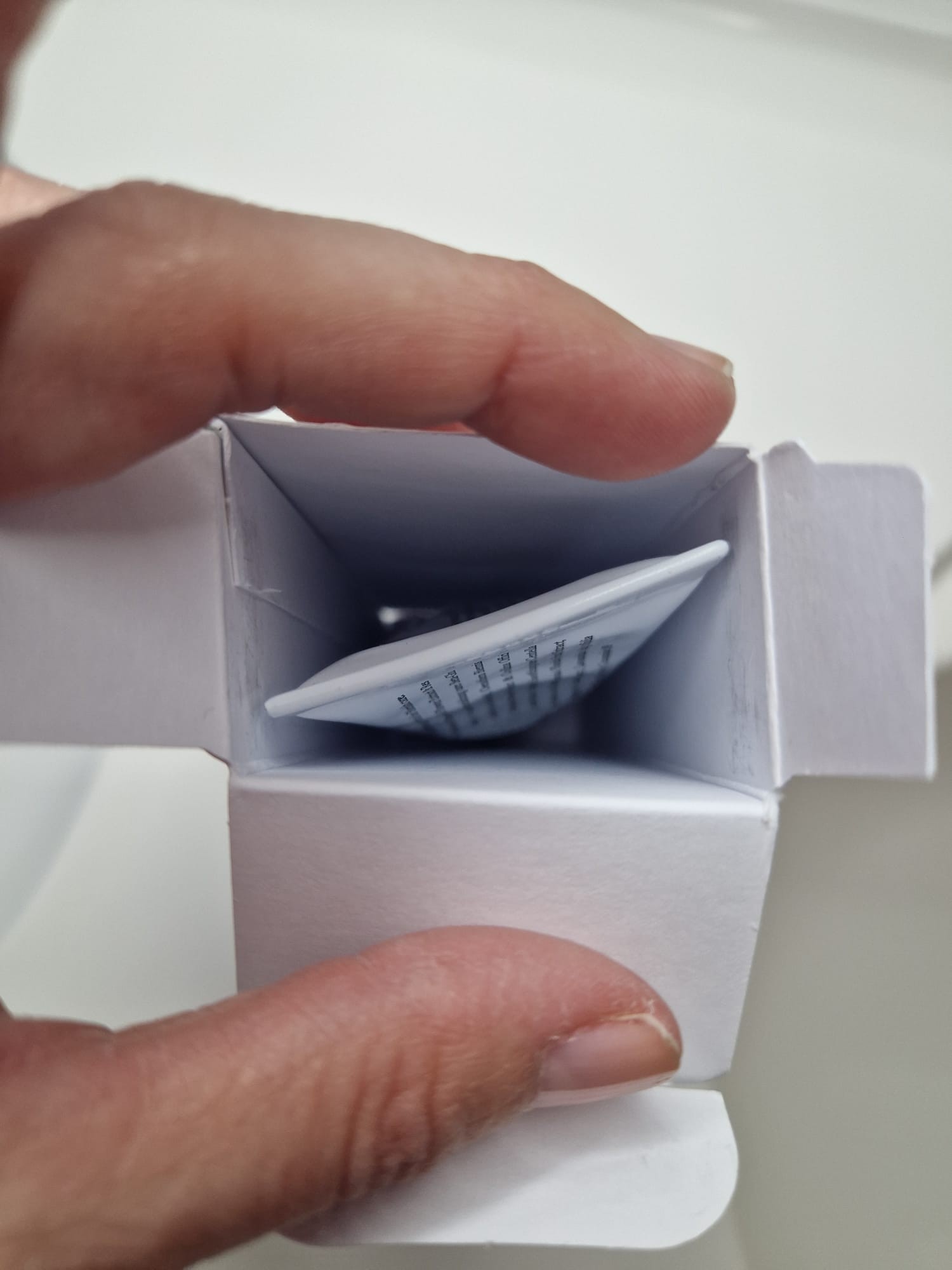 Vue à l’intérieur de l’étui ouvert de la Dr. Althea 345 Relief Cream avec le tube placé dans son emballage.