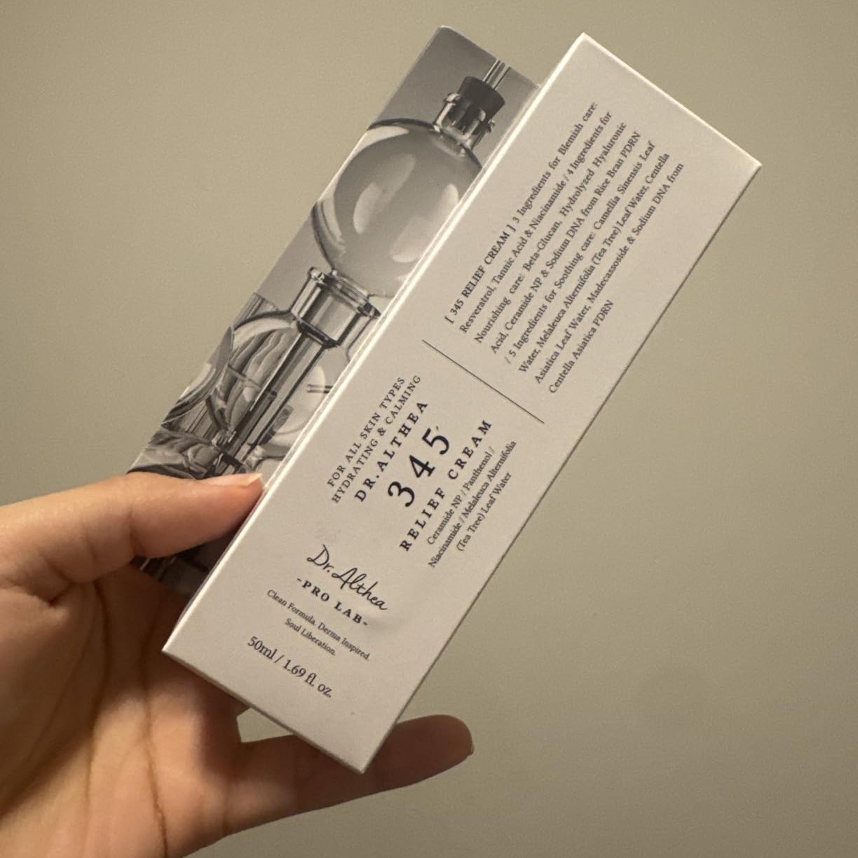 Étui de la Dr. Althea 345 Relief Cream tenu en main avec les informations de formulation visibles.