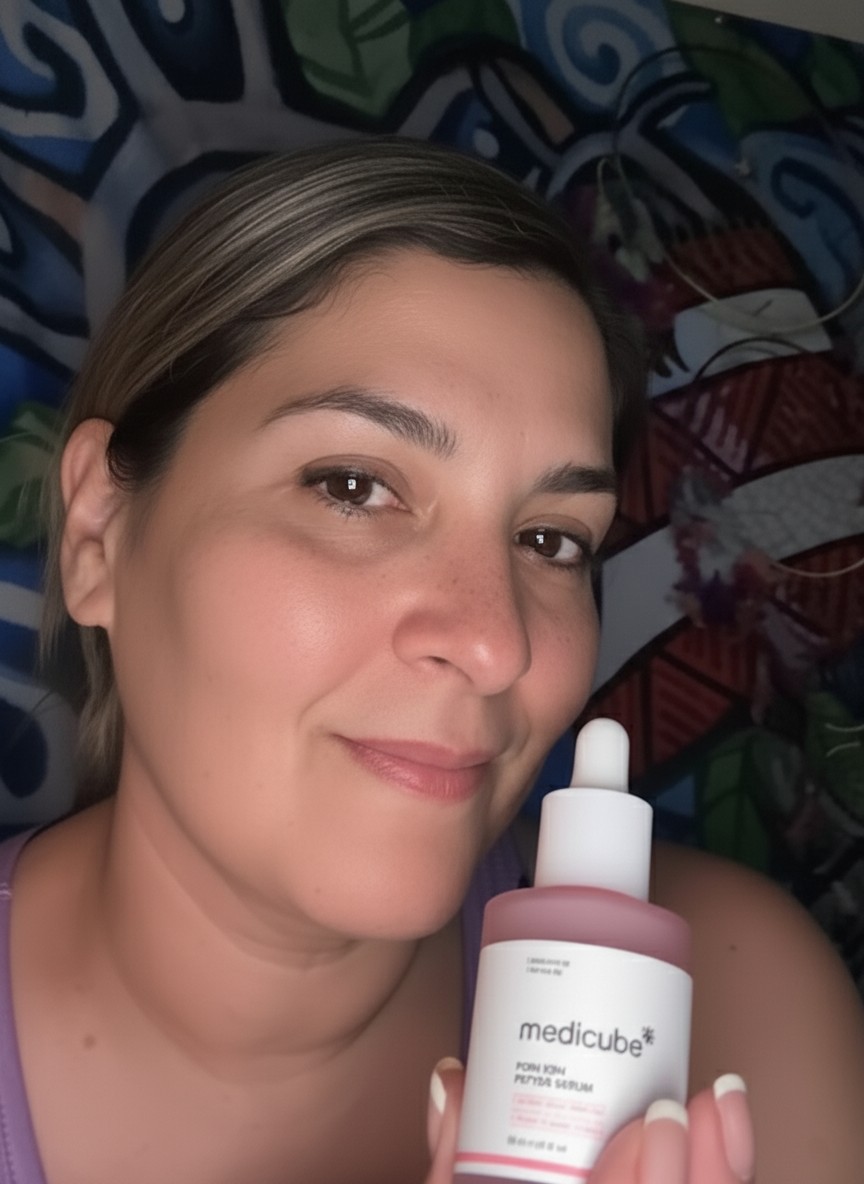 Femme tenant un flacon de Medicube PDRN Pink Peptide Serum près de son visage