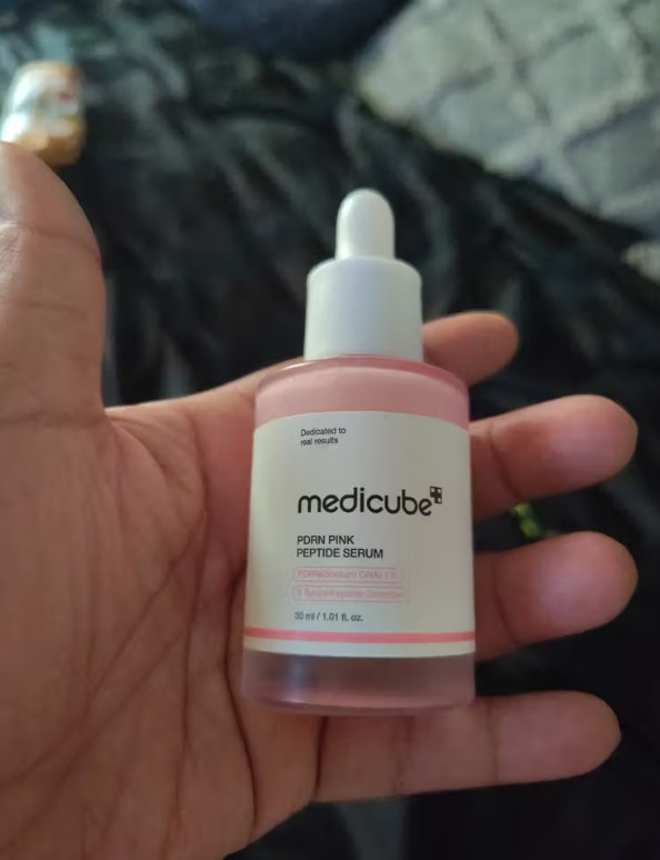 Medicube PDRN Pink Peptide Serum 30 ml présenté dans la main