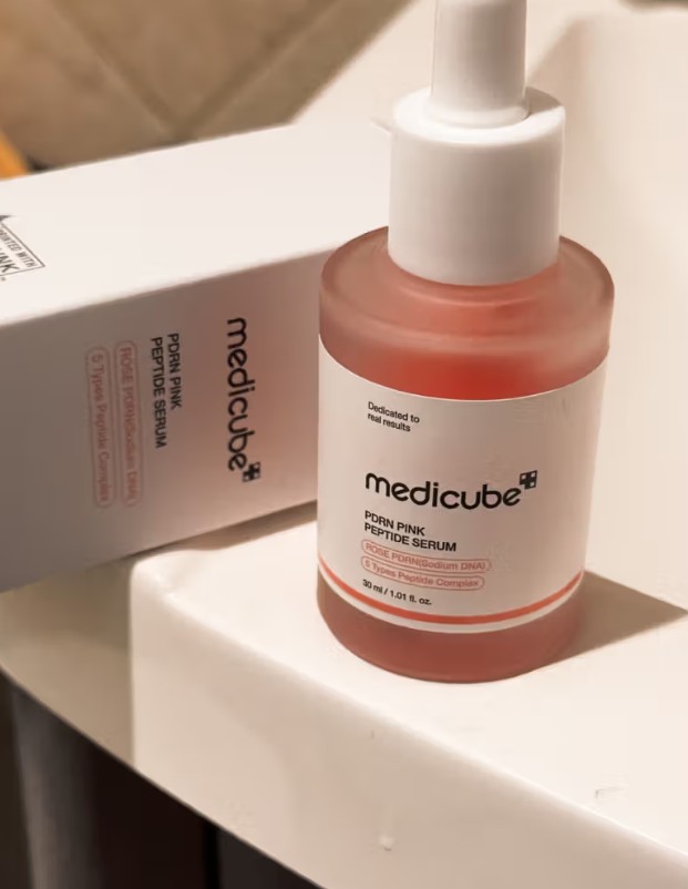 Flacon Medicube PDRN Pink Peptide Serum avec son étui d’origine