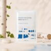Masque tissu hydratant ROUND LAB Silver Birch Juice présenté avec des branches et troncs de bouleau sur fond crème.