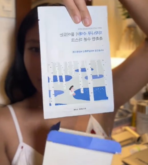 Femme présentant un sachet du masque hydratant ROUND LAB Silver Birch Juice.