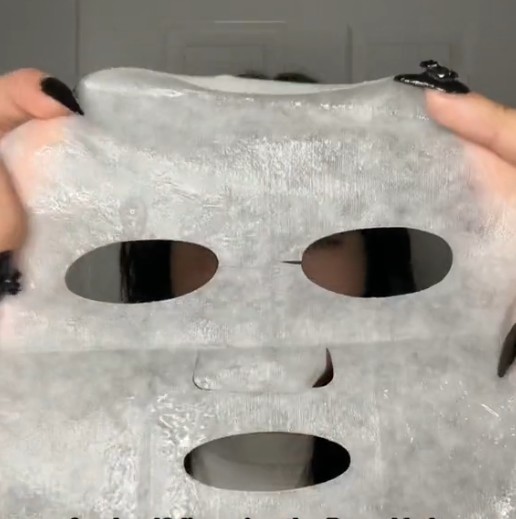 Masque tissu ROUND LAB Silver Birch Juice déplié avant application sur le visage.