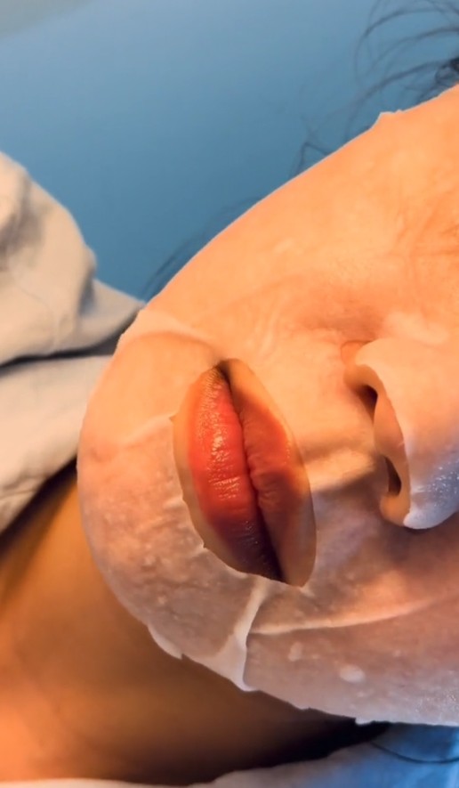 Gros plan d’une femme portant le masque tissu hydratant ROUND LAB Silver Birch Juice.