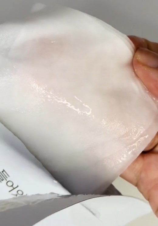 Gros plan de la matière humide et imbibée d’essence du masque tissu ROUND LAB Silver Birch Juice.