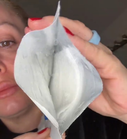 Gros plan du masque tissu ROUND LAB Silver Birch Juice tenu entre les doigts pour montrer sa finesse et son imprégnation.