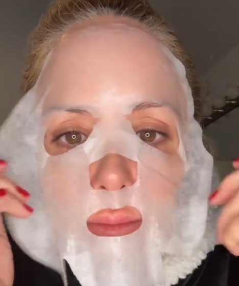 Femme appliquant le masque tissu ROUND LAB Silver Birch Juice sur son visage.