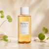 SKIN1004 Madagascar Centella Toning Toner présenté sur fond crème avec feuilles de centella.