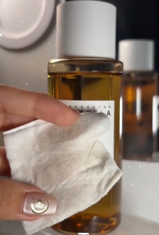 Application du SKIN1004 Madagascar Centella Toning Toner sur un coton.
