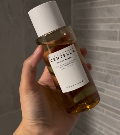 Flacon de SKIN1004 Madagascar Centella Toning Toner tenu en main.