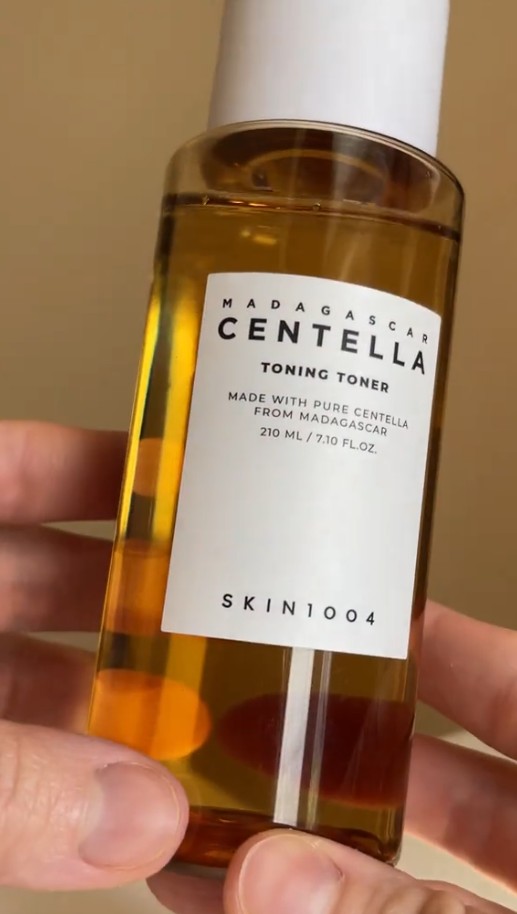 SKIN1004 Madagascar Centella Toning Toner présenté en main en lumière naturelle.