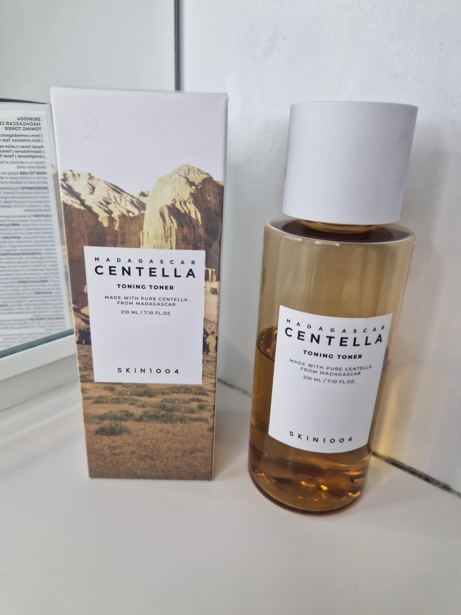 Boîte et flacon du SKIN1004 Madagascar Centella Toning Toner présentés ensemble.