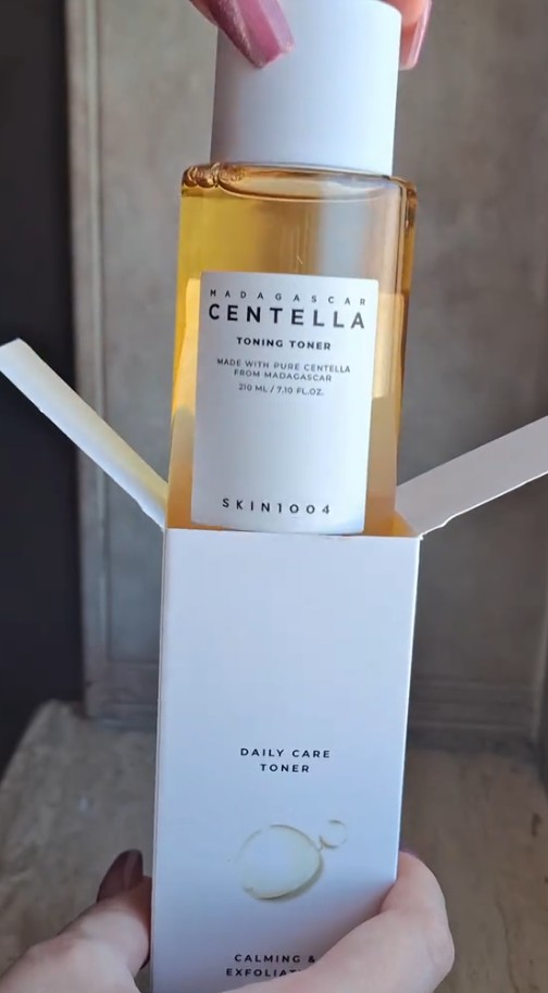 Déballage du SKIN1004 Madagascar Centella Toning Toner dans son étui.