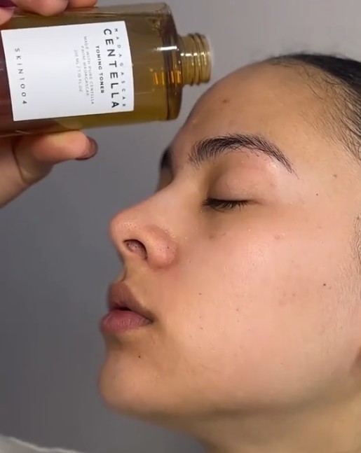 Application du SKIN1004 Madagascar Centella Toning Toner directement sur le visage.