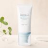 SKIN1004 Madagascar Centella Hyalu-Cica Water-Fit Sun Serum SPF50+ présenté sur fond beige clair avec feuilles de Centella et gouttes d’eau.