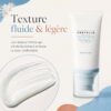 Texture fluide et légère du SKIN1004 Hyalu-Cica Water-Fit Sun Serum SPF50+ présentée avec le tube du produit.