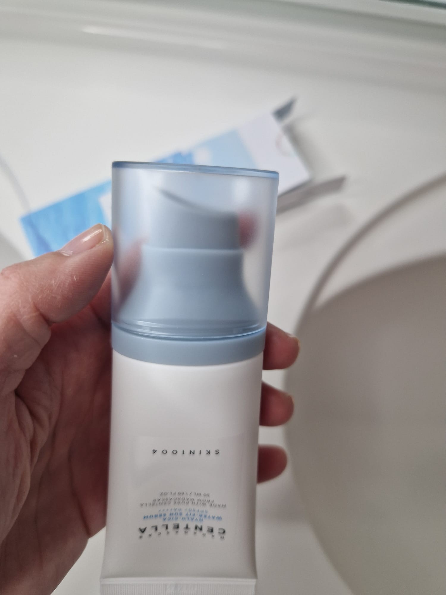 Vue rapprochée du système pompe protégé du SKIN1004 Hyalu-Cica Water-Fit Sun Serum SPF50+.