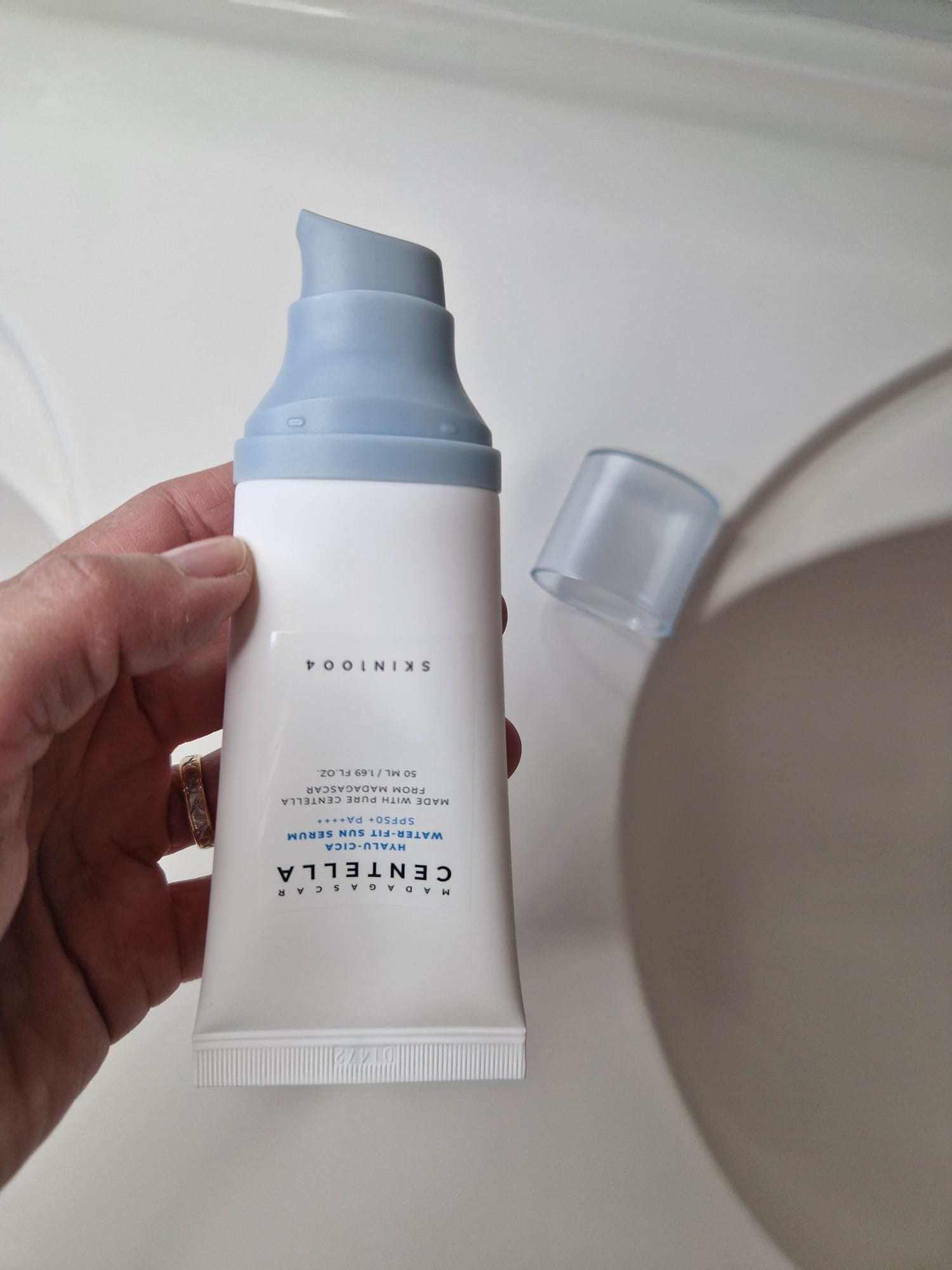 Vue rapprochée du flacon pompe ouvert du SKIN1004 Hyalu-Cica Water-Fit Sun Serum SPF50+, montrant l’embout distributeur.
