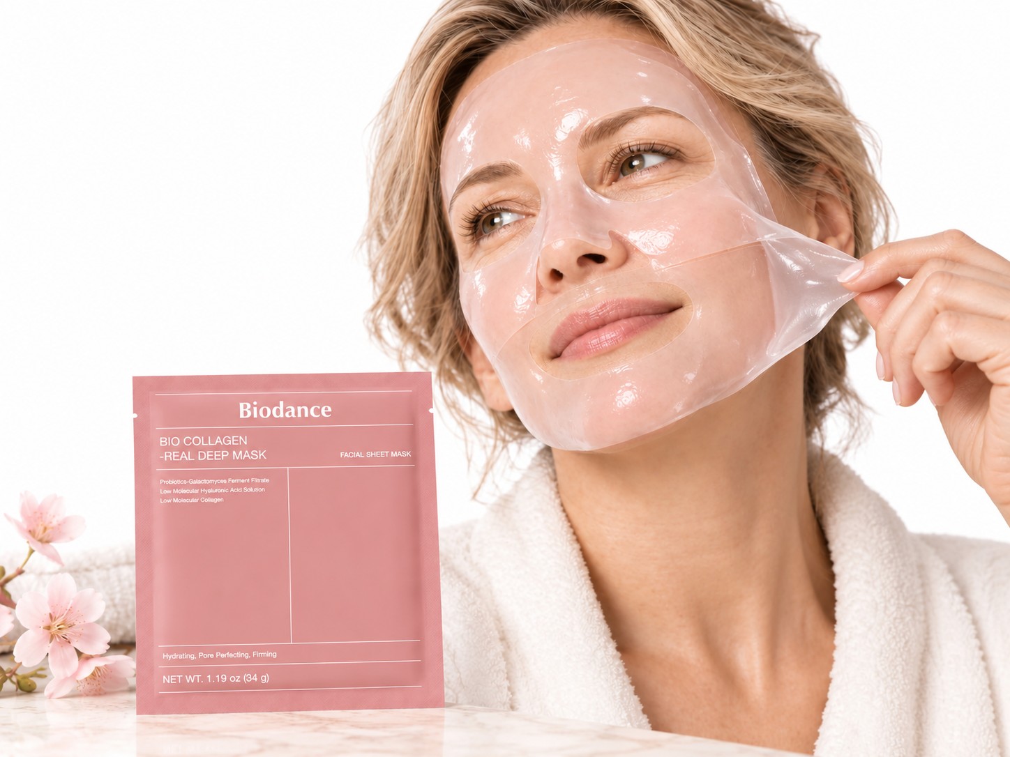 Femme retirant le masque hydrogel Biodance Bio-Collagen Real Deep Mask après la pose.