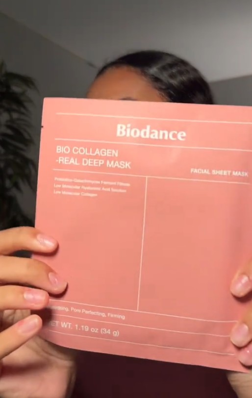 Sachet du Biodance Bio-Collagen Real Deep Mask présenté face caméra.