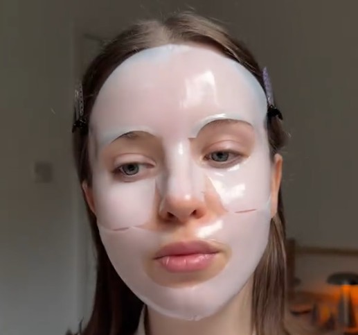 Masque hydrogel Biodance fraîchement appliqué, encore blanc et opaque sur le visage.