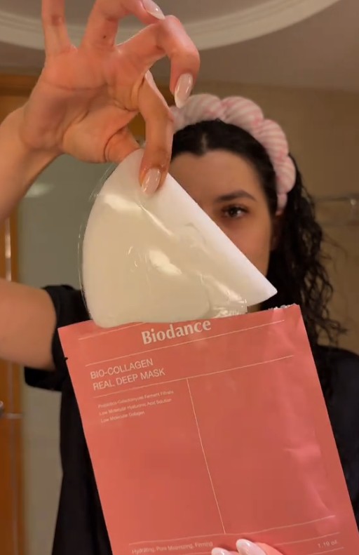 Masque hydrogel Biodance sorti de son sachet avant application.
