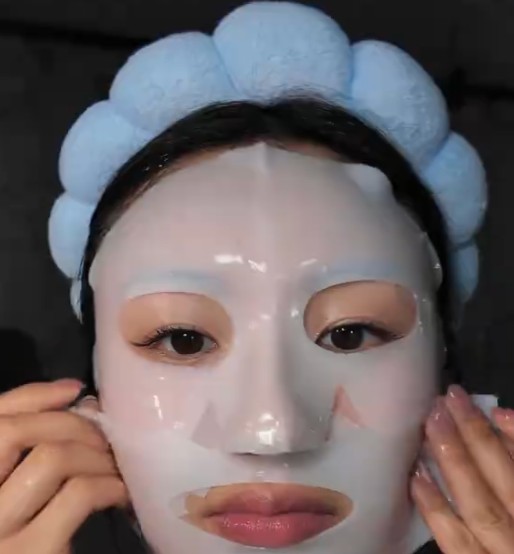 Application du masque hydrogel Biodance en deux parties sur le visage.