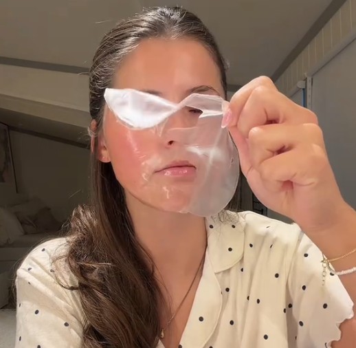 Retrait du masque hydrogel Biodance devenu translucide après plusieurs heures de pose.