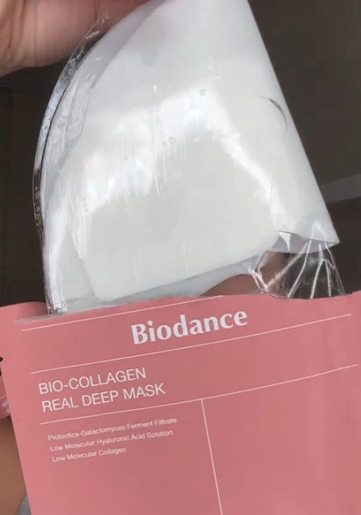 Masque Biodance blanc et gorgé de sérum au moment de sa sortie du sachet.