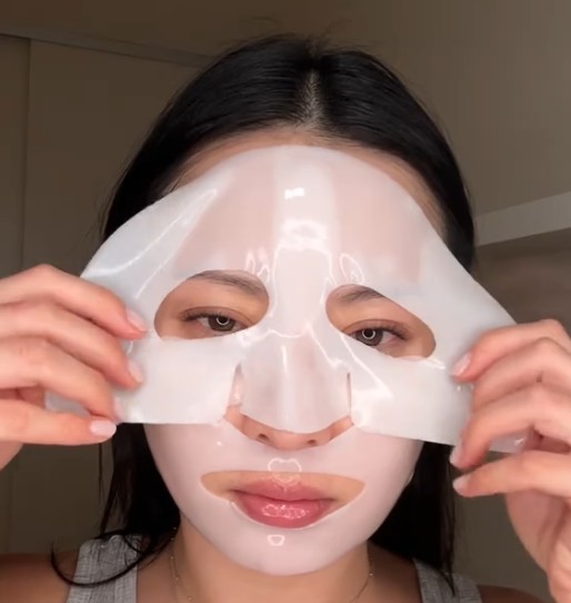 Pose de la partie supérieure du masque hydrogel Biodance sur le visage.