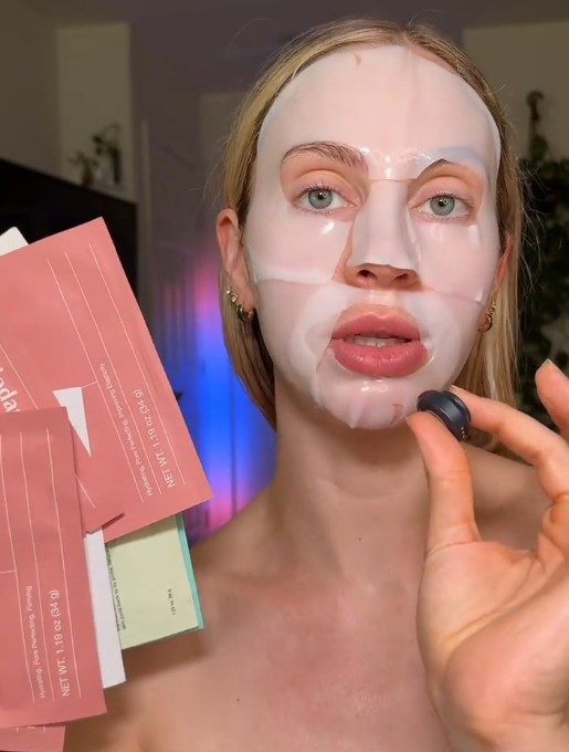 Utilisatrice portant le Biodance Bio-Collagen Real Deep Mask avec les sachets du soin.