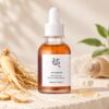 Revive Serum Ginseng + Snail Mucin de Beauty of Joseon présenté avec ginseng et mucine d’escargot.