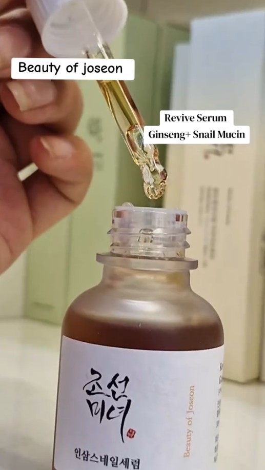 Gros plan sur le flacon ouvert du Revive Serum de Beauty of Joseon et sa pipette.