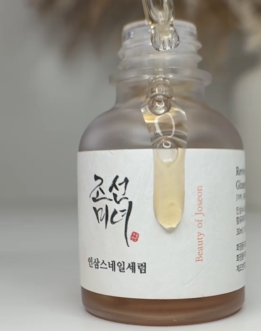 Pipette du Revive Serum de Beauty of Joseon au-dessus du flacon ouvert avec une goutte de sérum.