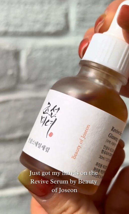 Flacon du Revive Serum de Beauty of Joseon tenu en main, avec son étiquette visible.