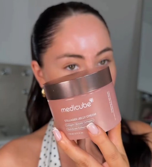 Utilisatrice tenant le pot fermé de Medicube Collagen Jelly Cream près de son visage