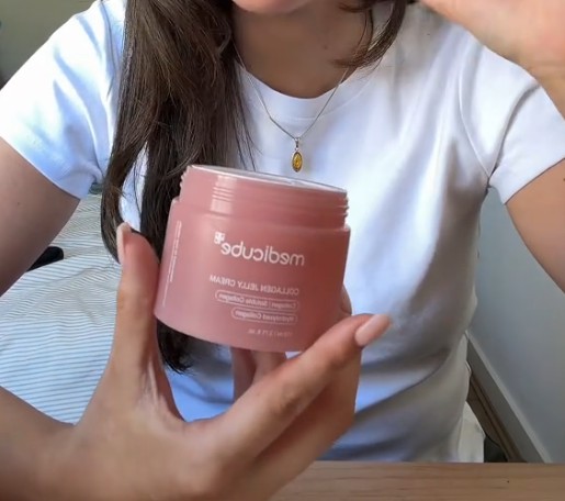 Utilisatrice tenant le pot ouvert de Medicube Collagen Jelly Cream devant elle