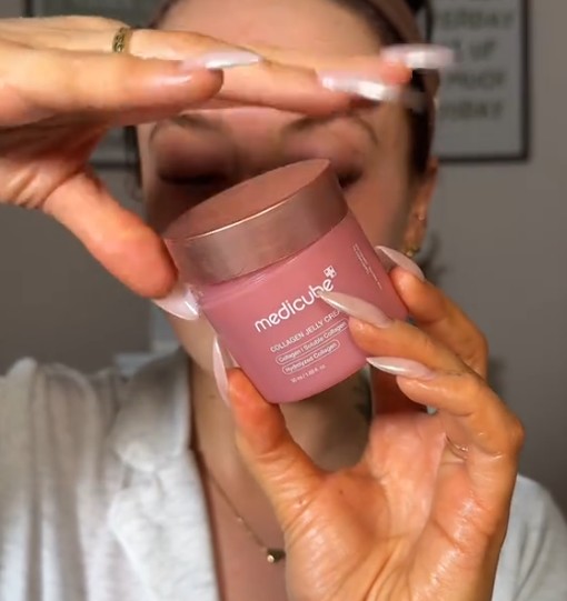 Utilisatrice montrant le pot fermé de Medicube Collagen Jelly Cream entre ses mains