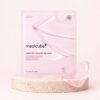 Medicube PDRN Pink Collagen Gel Mask avec son sachet rose et les deux parties du masque hydrogel.