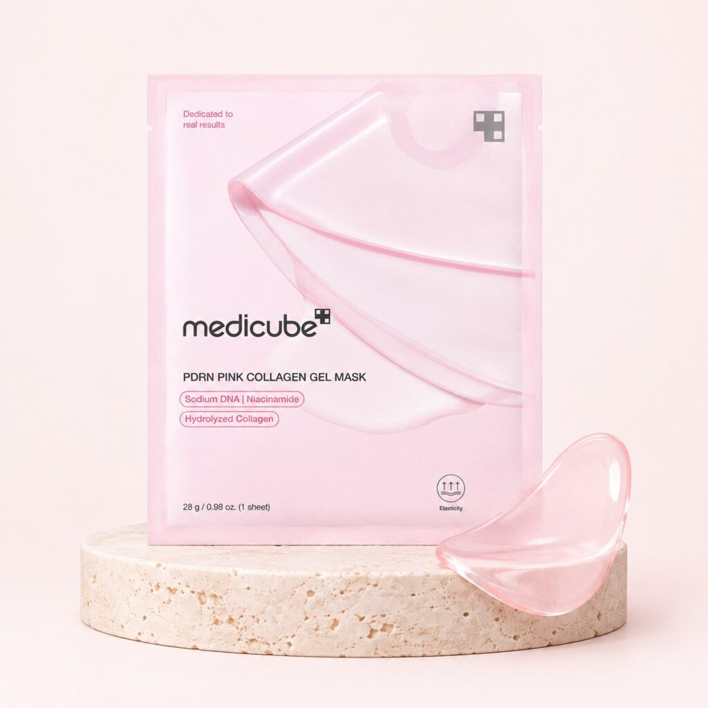 Medicube PDRN Pink Collagen Gel Mask avec son sachet rose et les deux parties du masque hydrogel.