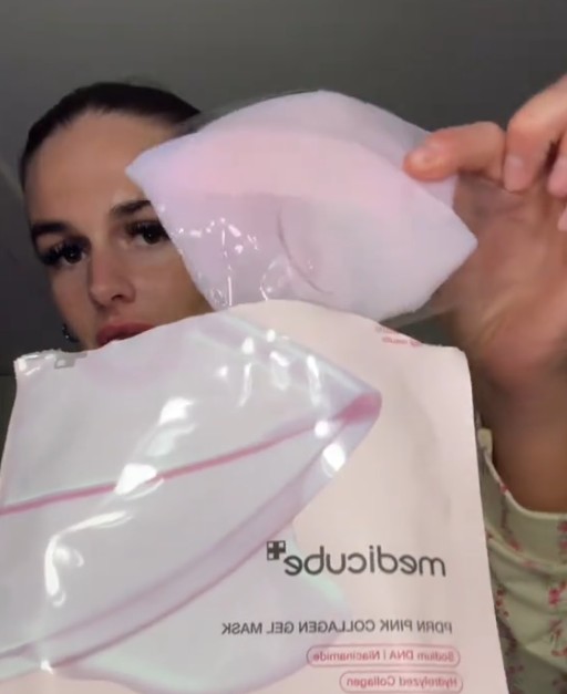 Femme sortant le masque hydrogel rose de son sachet Medicube.